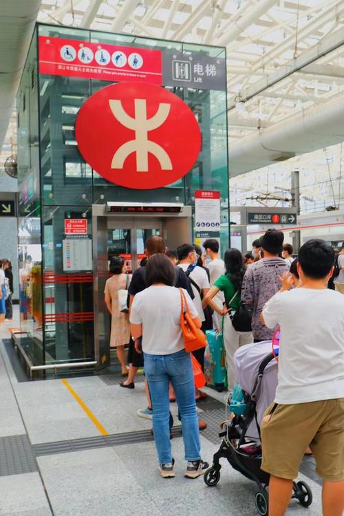深圳地铁四号线垂直电梯海报媒体价值分析